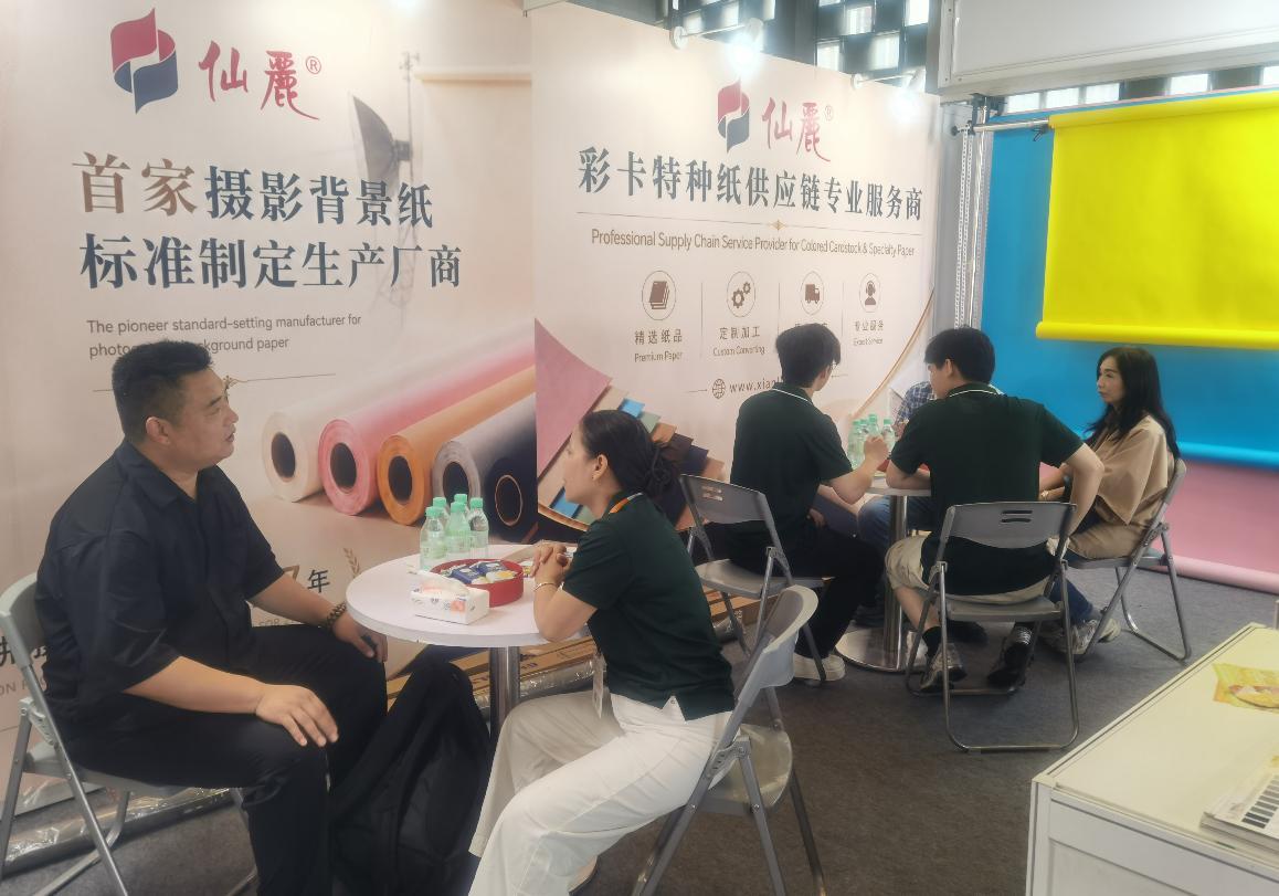 仙丽展位与客户现场交流