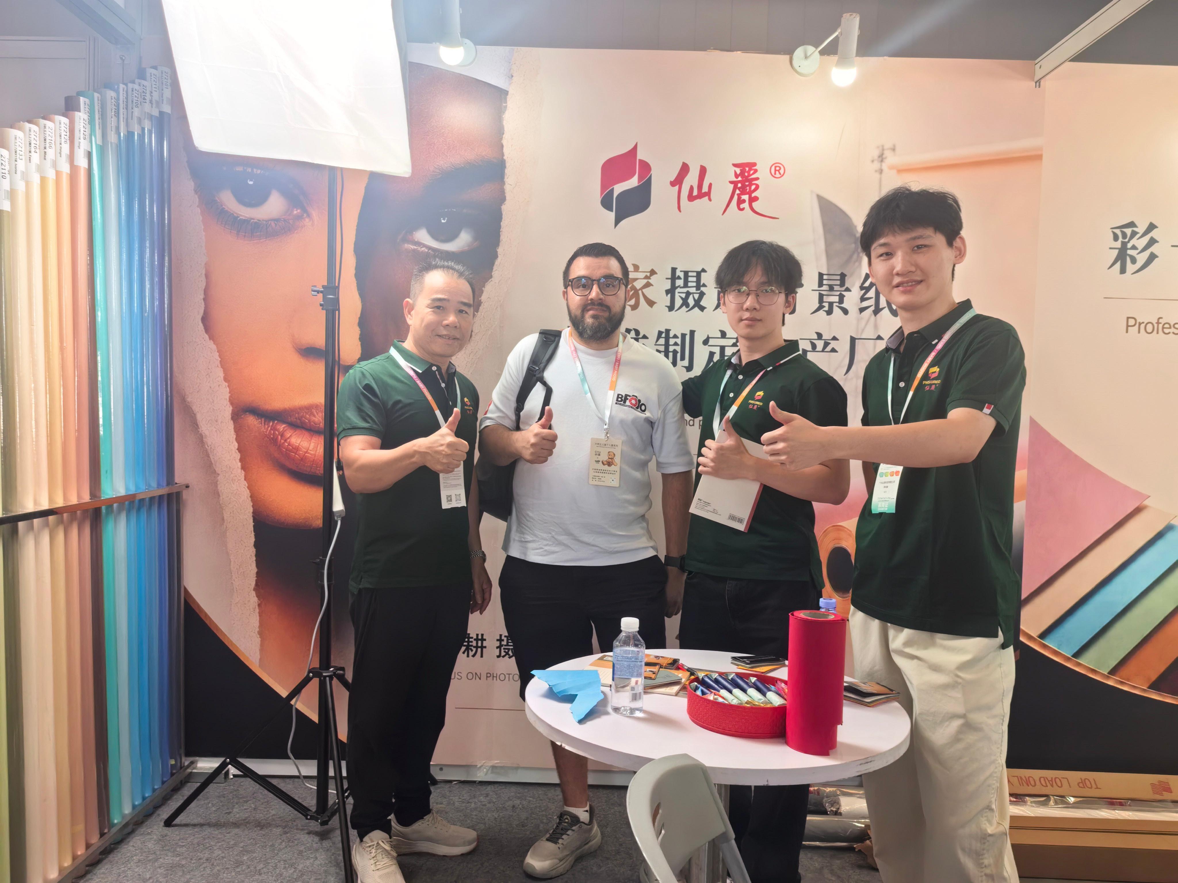 仙丽团队与国际客户在展位合影