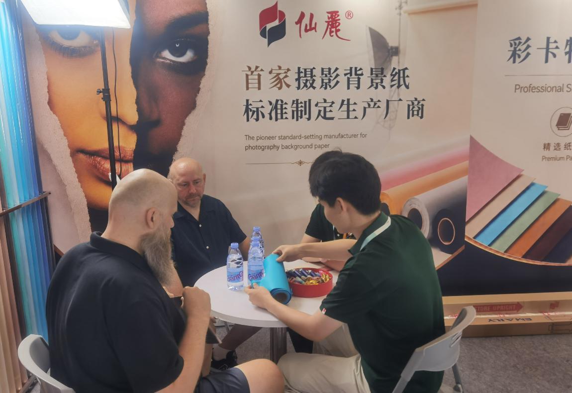 仙丽团队现场展示摄影背景纸产品