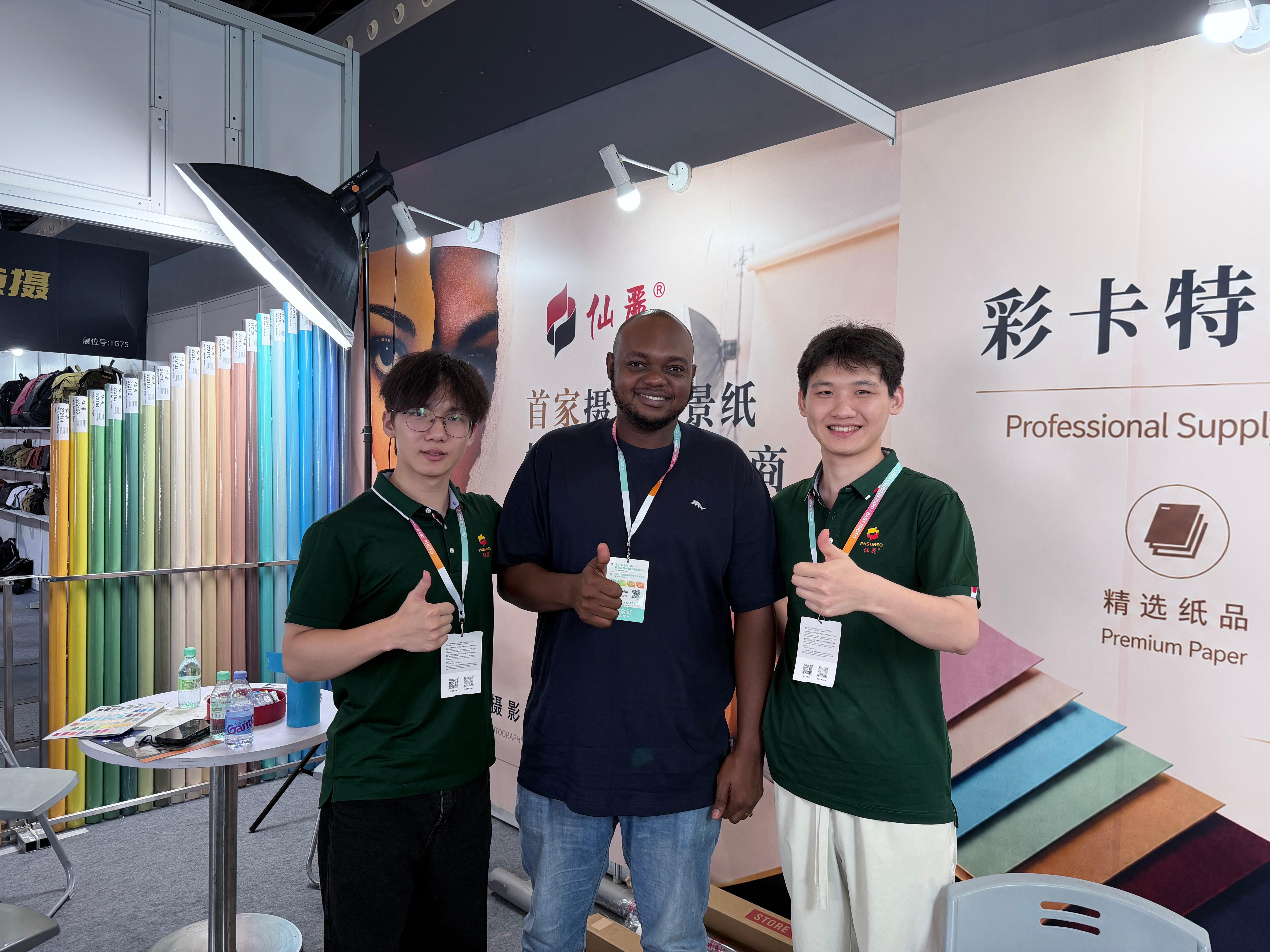 仙丽团队与展会客户合影